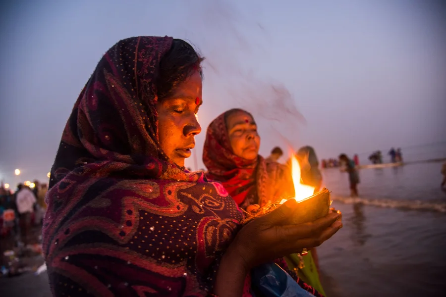 Home Urbntrip Pilgrims at Gangasagar Kapil Muni Temple during Bhubaneswar Puri Konark Tour Package